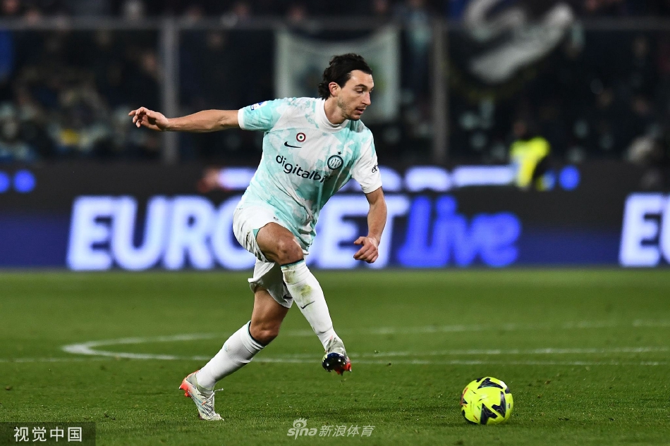 比赛结束后，国际米兰球员们手搭肩膀围成一圈互相鼓励，在客场灯光下共同庆祝这场艰苦的逆转胜利