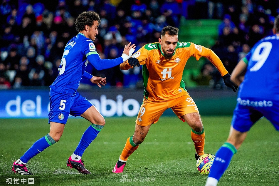 比赛激烈进行中，双方中场球员为争夺球权展开寸土不让的拼抢