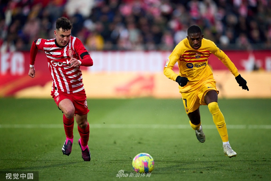 哈维在场边神情专注地指挥比赛，双手不断比划着战术手势，尽显少帅的智慧与激情。