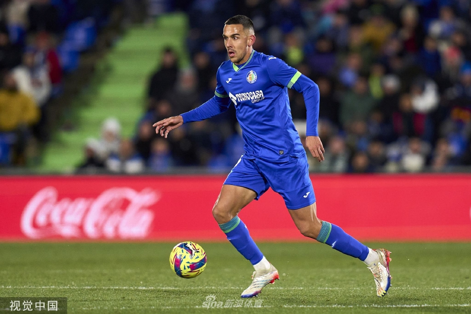 赫塔菲门将索里亚飞身扑救，奋力阻挡贝蒂斯球员的劲射