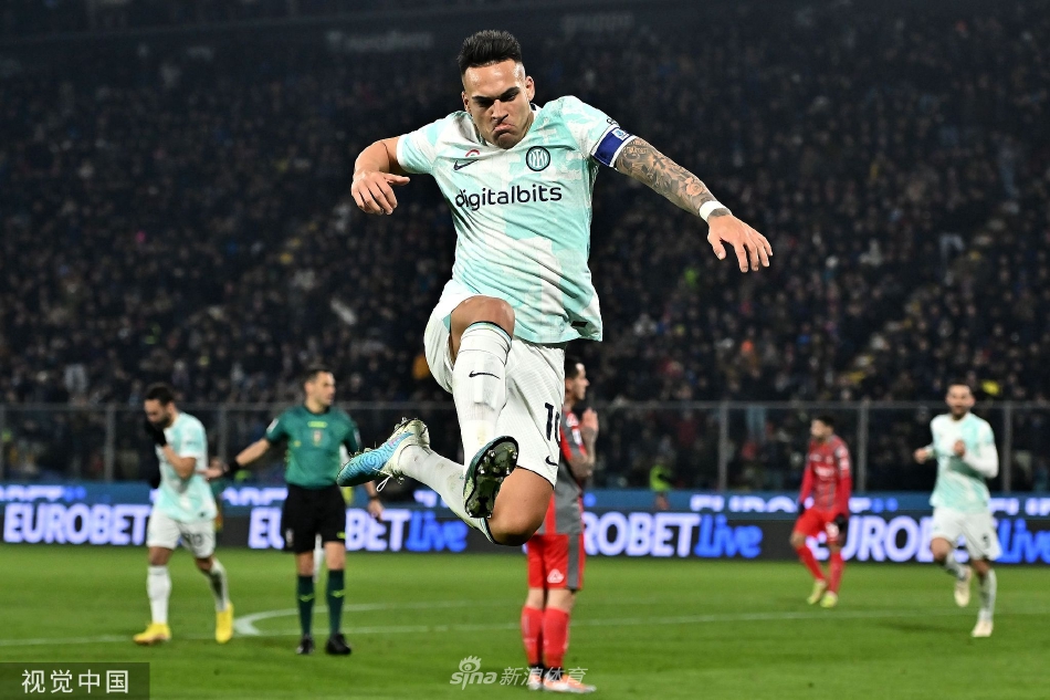 哲科与劳塔罗·马丁内斯击掌相庆，两位前锋相视一笑，庆祝彼此间精妙配合造就的制胜进球