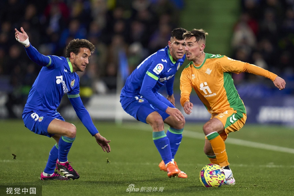 贝蒂斯球员疯狂庆祝制胜进球，替补席上的教练与队员激动相拥