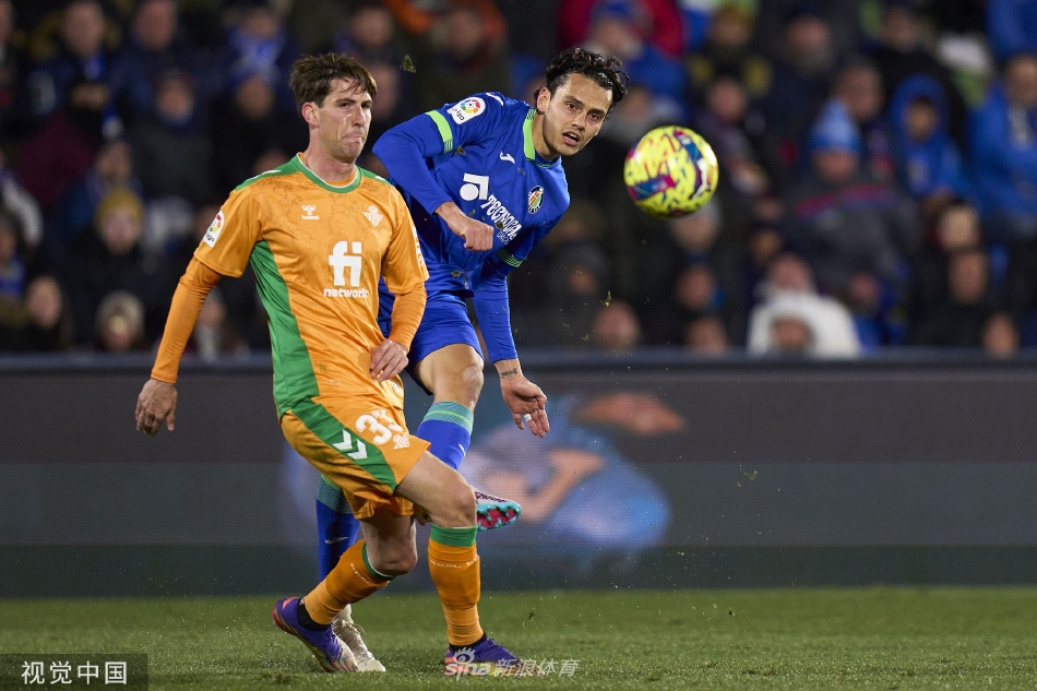 赫塔菲球员杜阿尔特因手球被判点球后，神情懊恼地向裁判解释