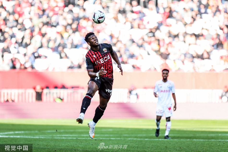 里尔中场核心在两人包夹中轻盈转身摆脱，眼神锐利如鹰，正在寻觅向前传球的绝佳线路，展现大师级中场掌控力。