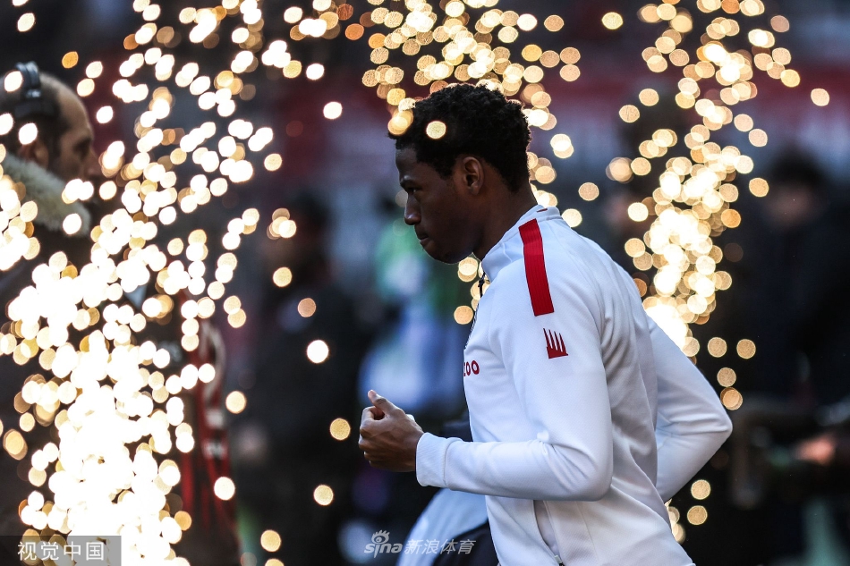 比赛终场哨响，尼斯主帅与教练组成员激动相拥，紧握双拳释放压力，身后的绿茵场映衬着他们为这场战术胜利所付出的心血与智慧。