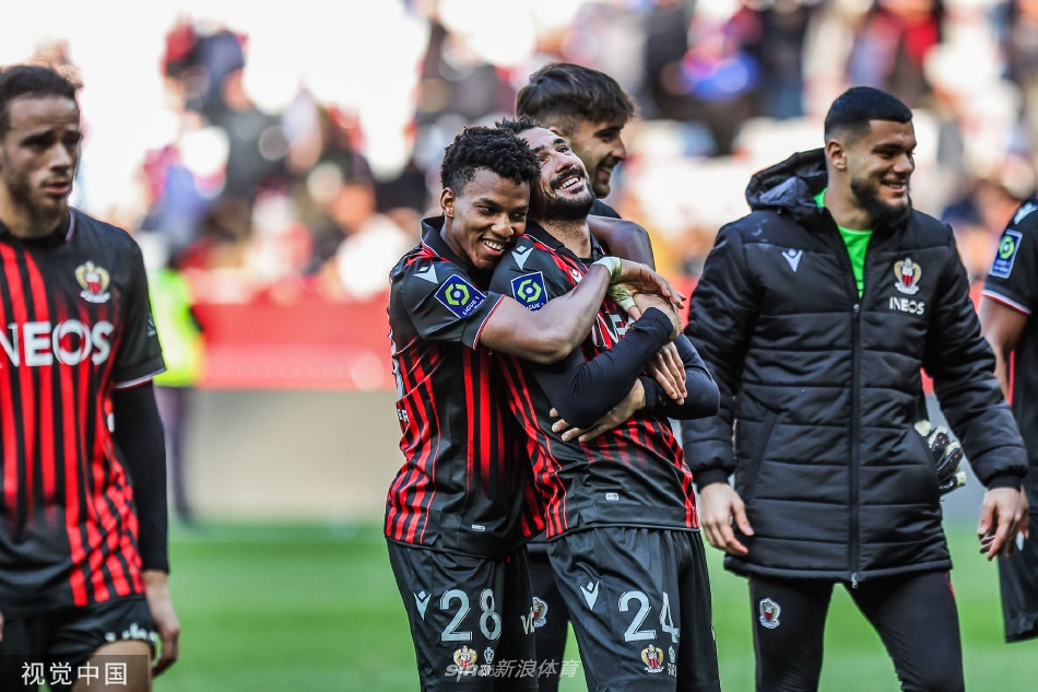 尼斯前锋在里尔后卫紧逼下强行起脚射门，皮球如出膛炮弹般直奔球门死角，门将飞身扑救的瞬间被永久定格。