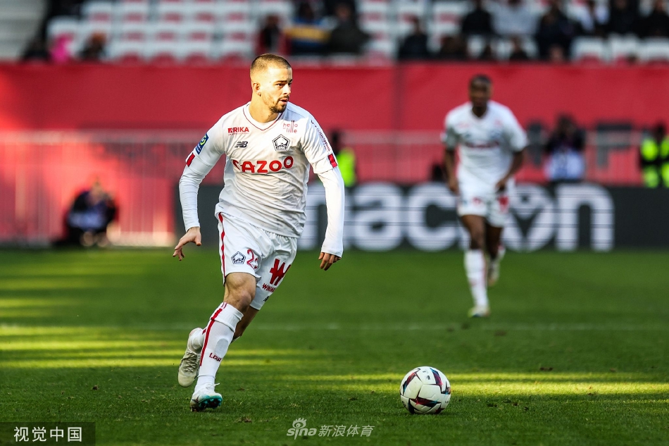 尼斯后卫在门线前惊险头球解围，身体几乎与地面平行，奋力将里尔队势在必得的头球攻门顶出底线，完成了一次生死攸关的救赎。