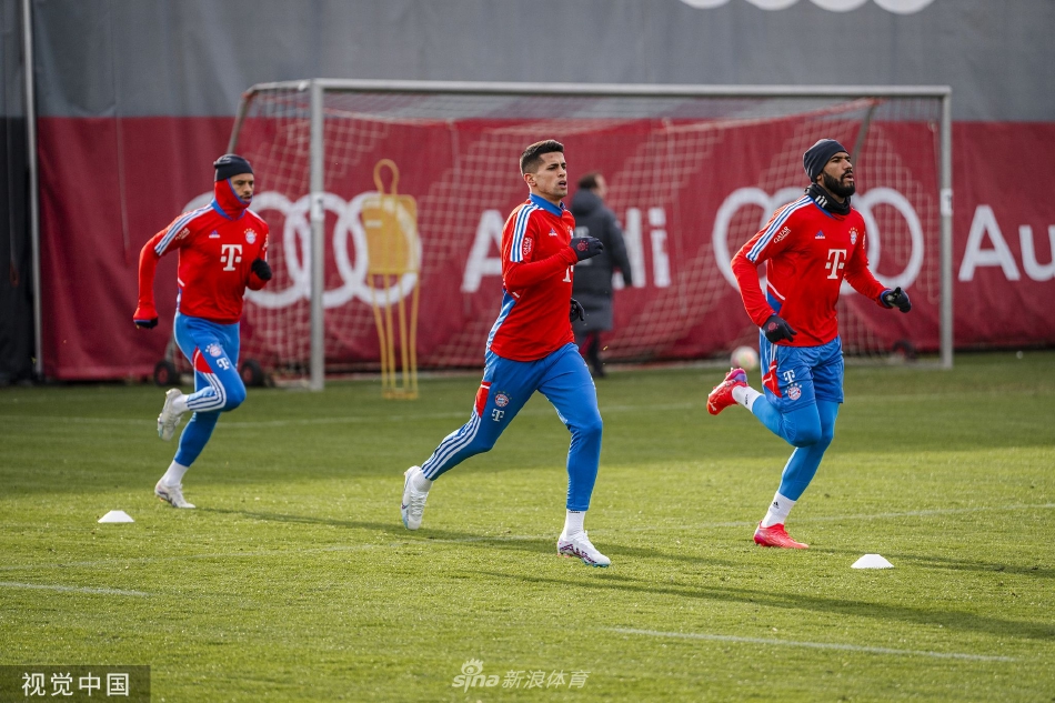 拜仁球员们在绿茵场上进行激烈的分组对抗赛，多名球员围抢足球瞬间，场面充满动感与竞争性。