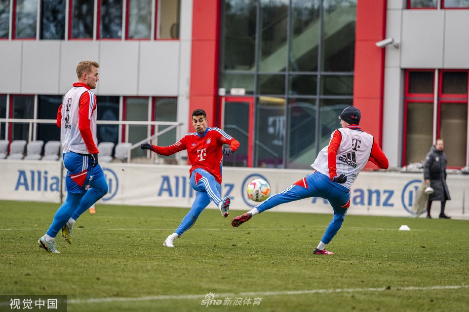 坎塞洛在训练中进行一脚精准的长距离传球，动作舒展，皮球在空中划出一道优美的弧线飞向目标队友。