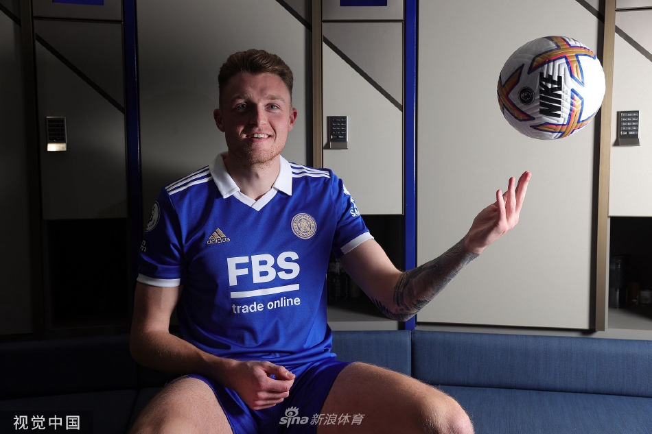 苏塔站在绿茵场边，凝望着眼前的球场，阳光洒在他身上，仿佛为他即将开启的蓝狐生涯披上了一层光辉。