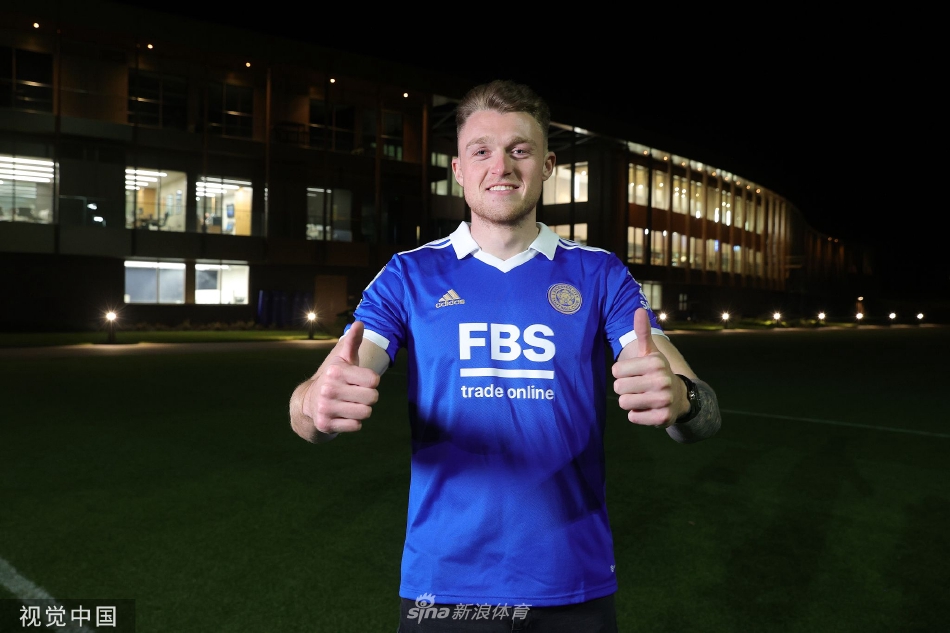 苏塔仔细端详着手中崭新的莱斯特城球衣，眼神专注，仿佛在想象自己身披战袍驰骋绿茵的场景。