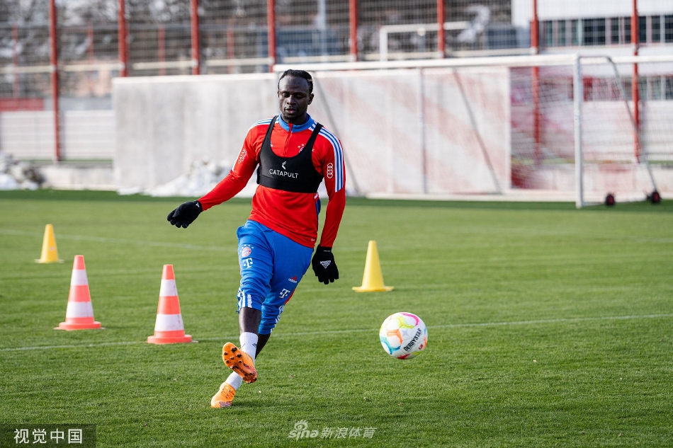 训练结束后，拜仁众将围成一圈聆听主教练纳格尔斯曼进行总结训话，全体队员专注聆听，展现高度纪律性。