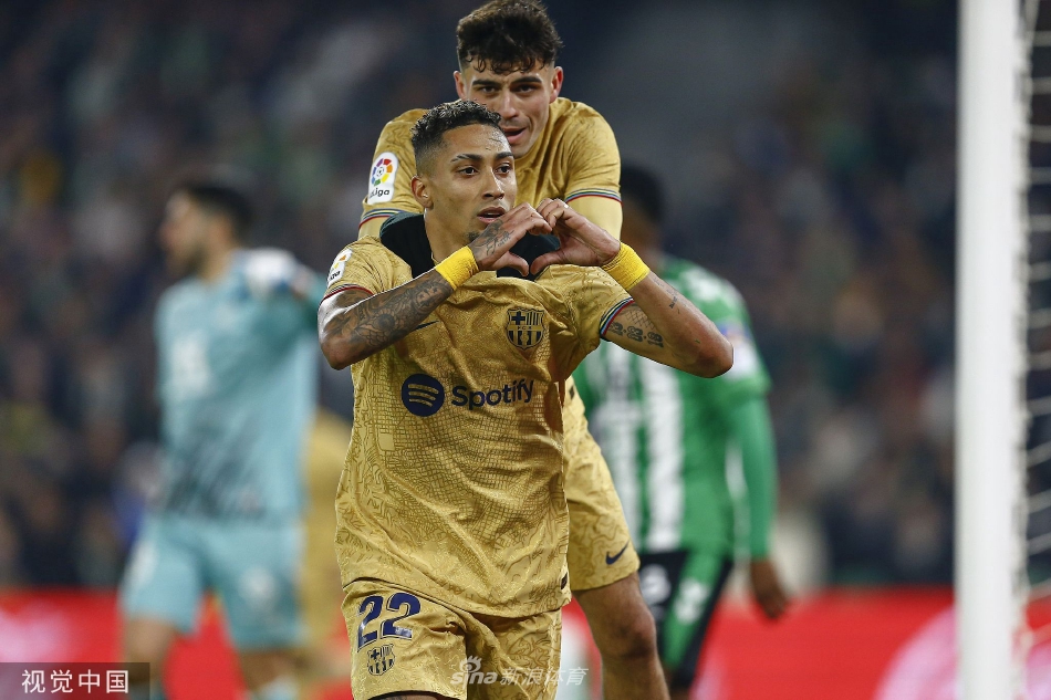 贝蒂斯球员与巴萨中场加维在中场展开激烈拼抢，两人寸土不让纠缠在一起