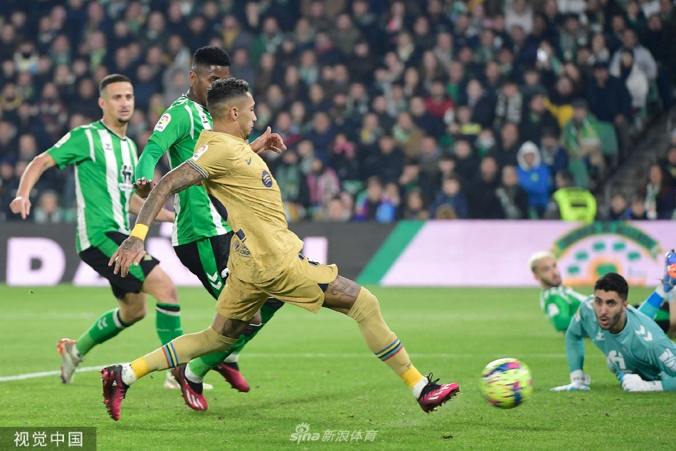 比赛最后时刻巴萨全队众志成城参与防守，禁区前沿人墙严密封堵对手射门角度