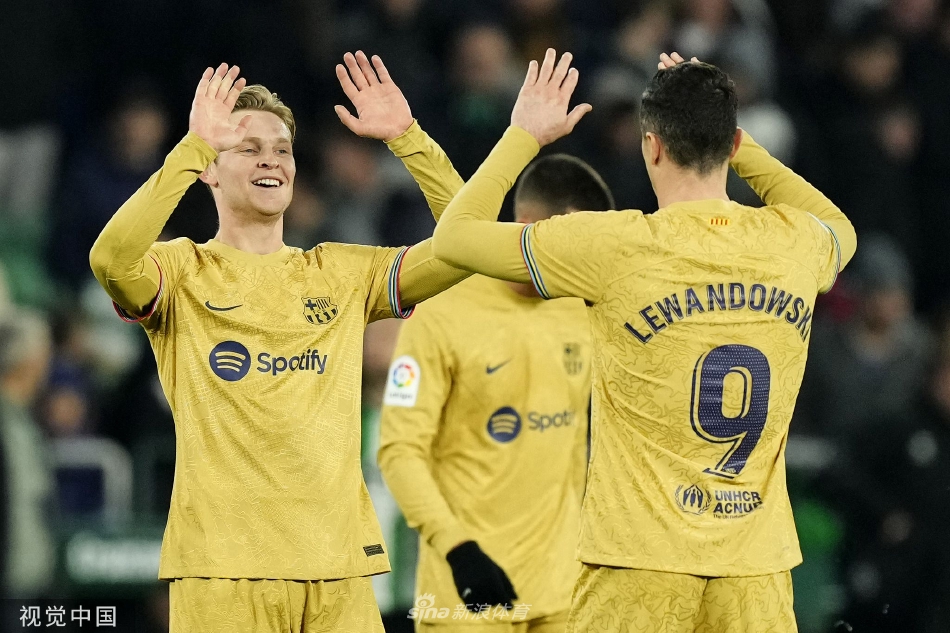 巴萨门将特尔施特根飞身跃起，单掌将对手势在必得的头球攻门托出横梁