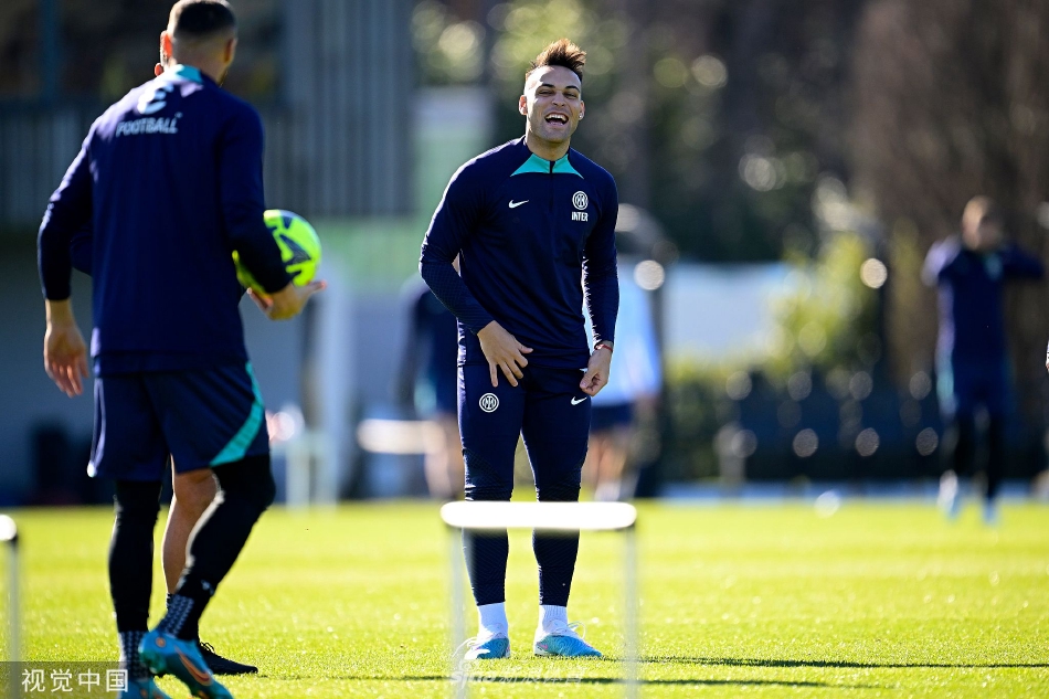 训练赛激烈进行，一名球员正试图突破防守，背景中其他队员也在积极跑动接应。