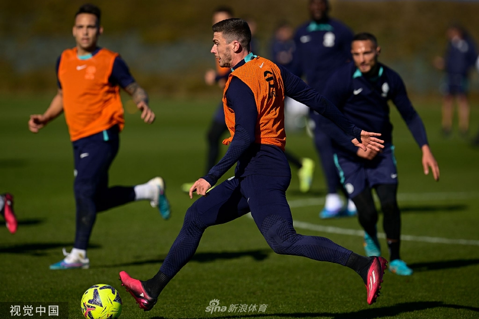 卢卡库与另一名锋线搭档在跑动中交流，两人手势联动，似乎在同步下一步的冲刺路线。