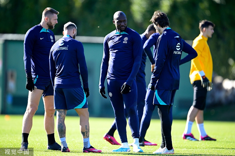 卢卡库面带微笑，在训练间隙与队友热烈讨论战术，神情专注。