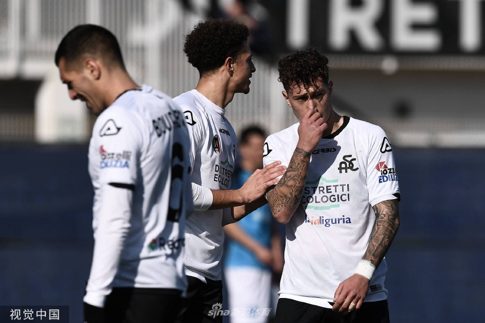 奥斯梅恩破门后兴奋地滑跪庆祝，队友们从四面八方涌来，与他一同分享进球的喜悦