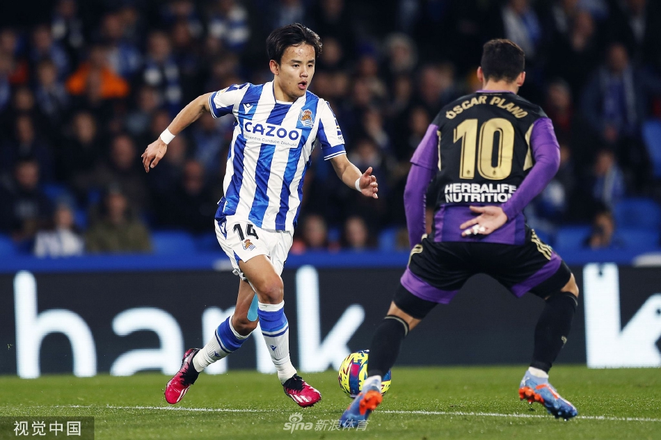 皇家社会主帅在场边神情焦急，大声呼喊指挥，对球队久攻不下的局面感到十分不满。