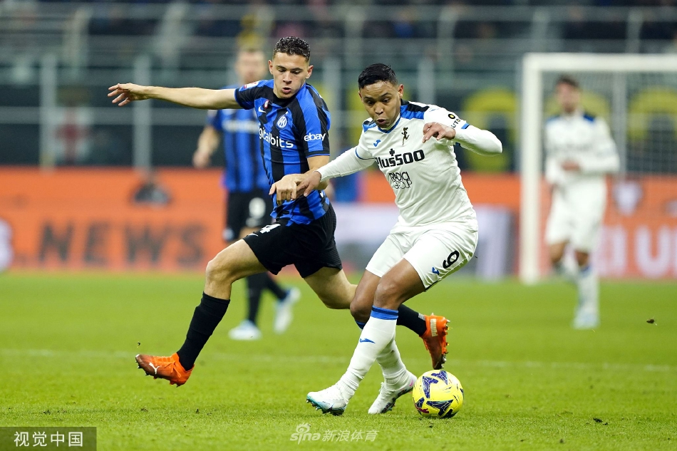 AC米兰球员在终场哨响后神情落寞，有些球员低头不语，有些望向远方，背景里是正在欢庆的国际米兰球员，红黑军团的失望与蓝黑军团的狂喜形成强烈对比。