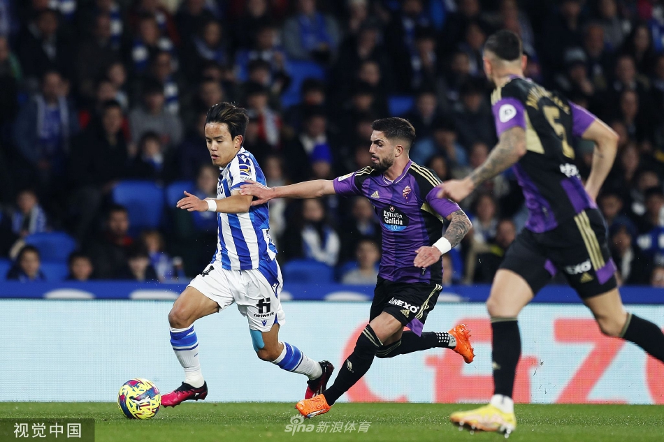 比赛结束后，双方球员在夜色中相互握手致意，虽然竞技结果残酷，但彼此尊重、友谊第一的体育精神得以彰显。