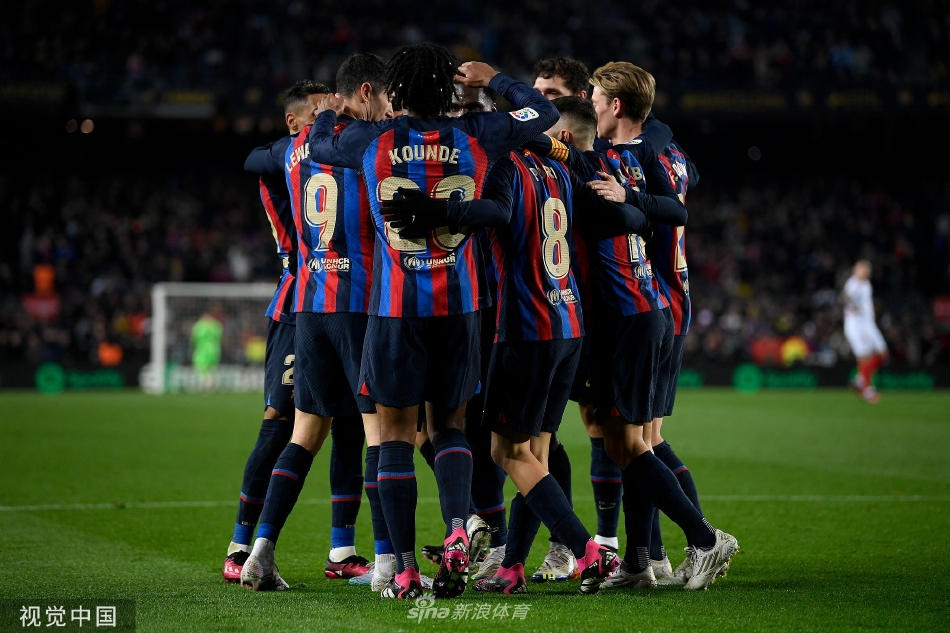 ??爵士球館大屏幕的飾面松動 熱身的球員和教練已被清出場