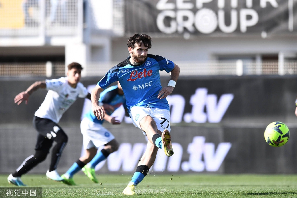 那不勒斯全队在比赛结束后肩并肩走向客队球迷区，向远道而来的支持者们鼓掌致谢