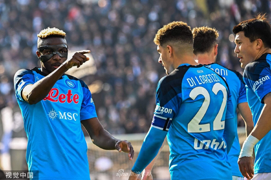 维克托·奥斯梅恩高高跃起，力压斯佩齐亚后卫，以一记雷霆万钧的头槌将球砸入网窝