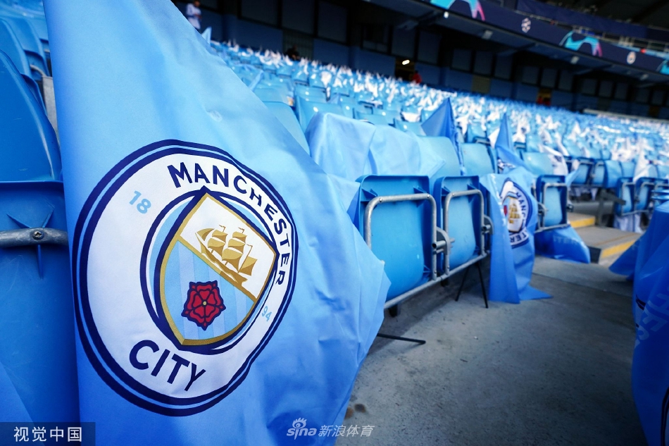 主教练瓜迪奥拉在训练场边凝神思索，球队的竞技未来与场外的法律战果紧密交织在一起。