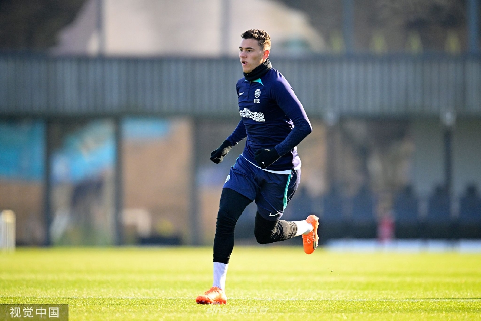 主教练因扎吉与教练组在场边专注讨论战术细节