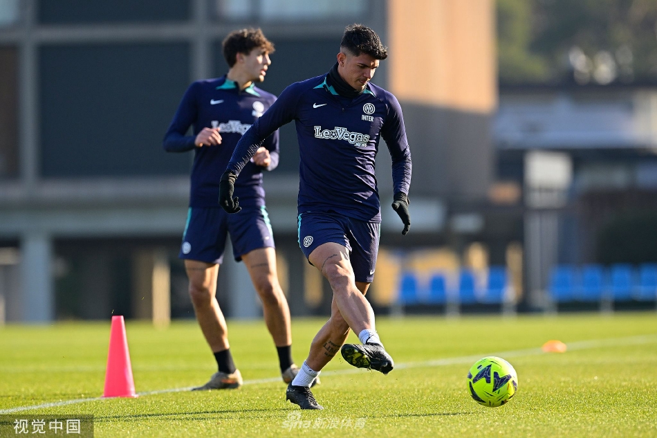 夕阳下球员们进行拉伸恢复身影被拉长映在训练场上