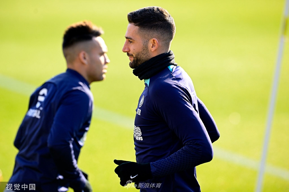 劳塔罗完成一脚高质量射门后坚定握拳自我激励