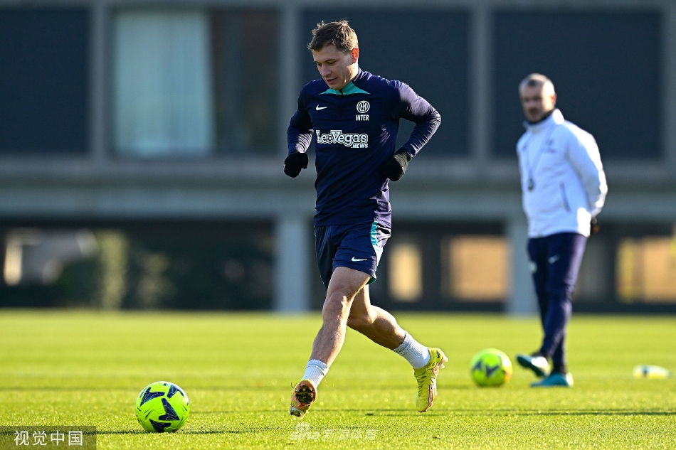 全队围成一圈聆听主帅训话蓝黑战袍凝聚成团结一心