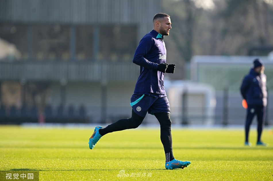 劳塔罗与队友进行高速攻防演练皮球在绿茵场上快速传递