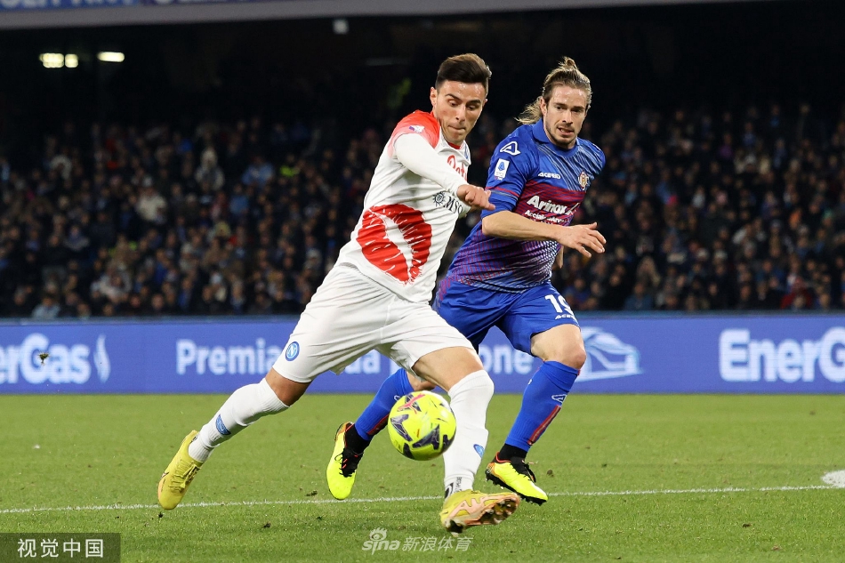 进球功臣埃尔马斯替补建功后张开双臂奔向角旗区，接受全场球迷的欢呼