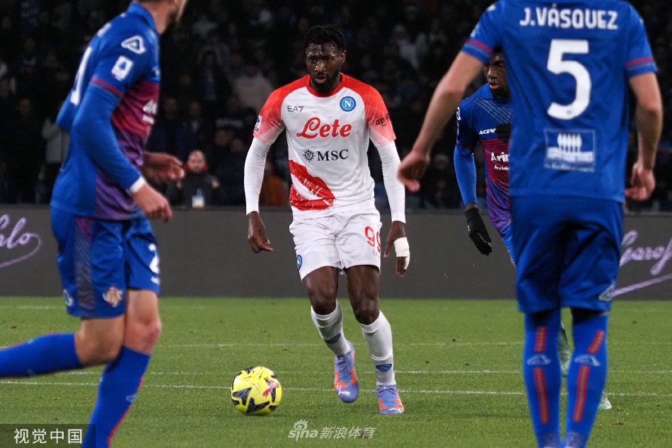 奥斯梅恩力压克雷莫内塞后卫头槌攻门，展现超级中锋的空中统治力