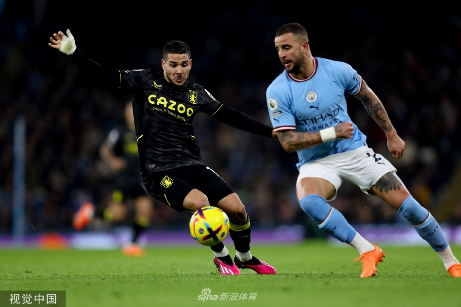 比赛结束后，曼城众将互相拥抱击掌，在灯火通明的伊蒂哈德球场草皮上留下胜利者的剪影与笑容。