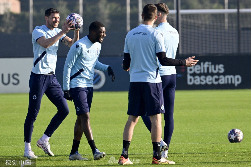 门将飞身侧扑，奋力封堵角度刁钻的射门，动作舒展如雄鹰展翅，守护最后防线。