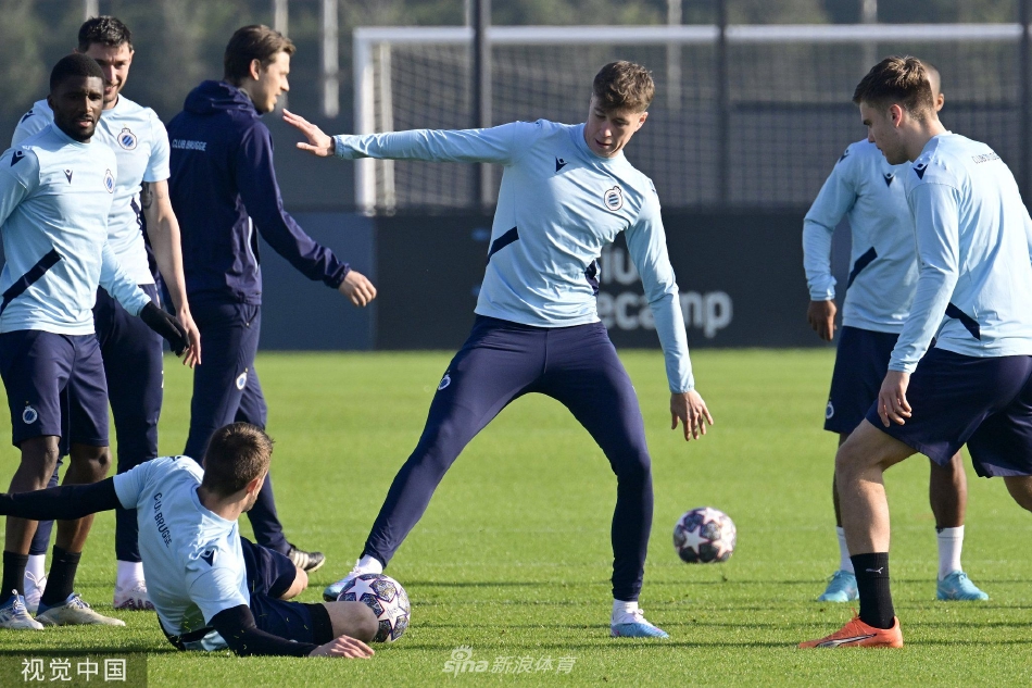 全队围拢在一起进行战术会议，神情专注，仿佛正在凝聚一股无形的战斗意志。