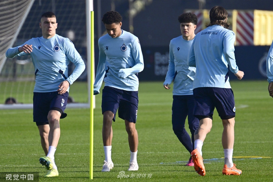 球员进行高强度折返跑训练，肌肉线条分明，展现出极佳的身体状态与竞技水平。