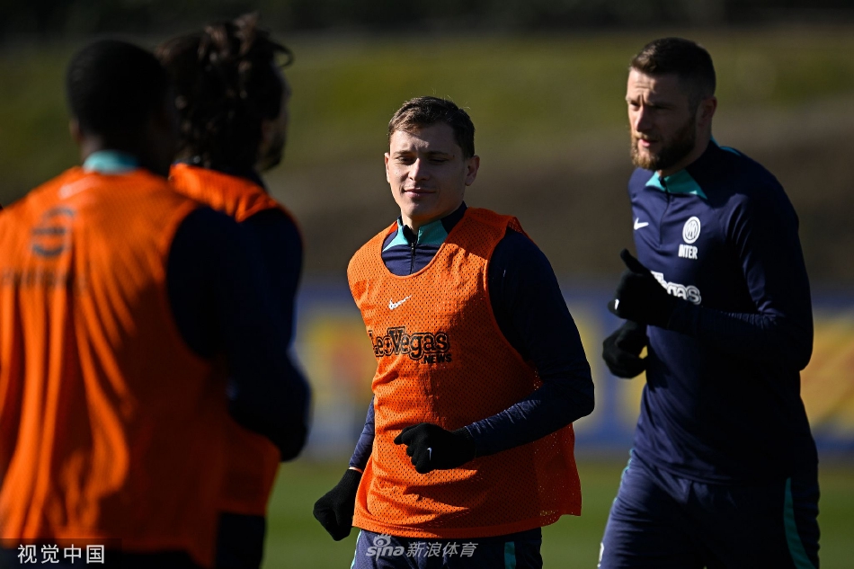 全队训练结束后肩并肩围成圆圈互相鼓舞，蓝黑战袍在暮色中凝聚成不可分割的整体