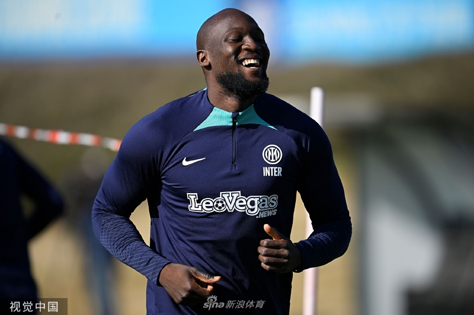 主教练西蒙尼·因扎吉手持战术板进行现场指导，球员们围聚聆听，眼神专注如即将出征的战士