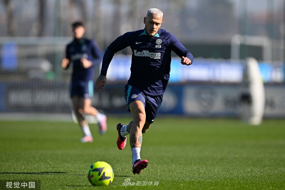 两名年轻球员在训练后加练任意球，皮球绕过人墙划出美妙弧线，直挂球门死角