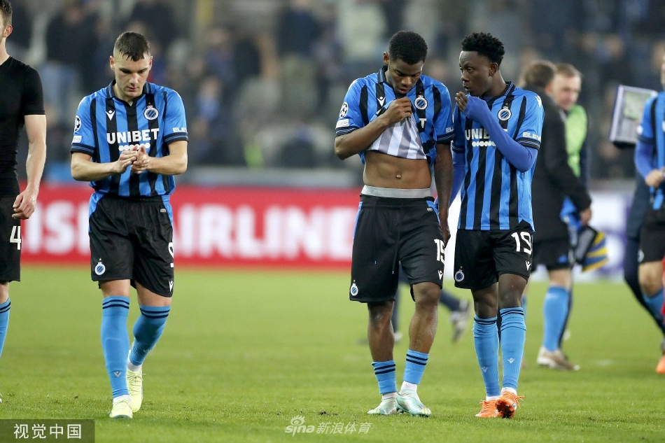 诺阿·朗带球突破受阻，本菲卡两名防守球员如影随形形成夹击