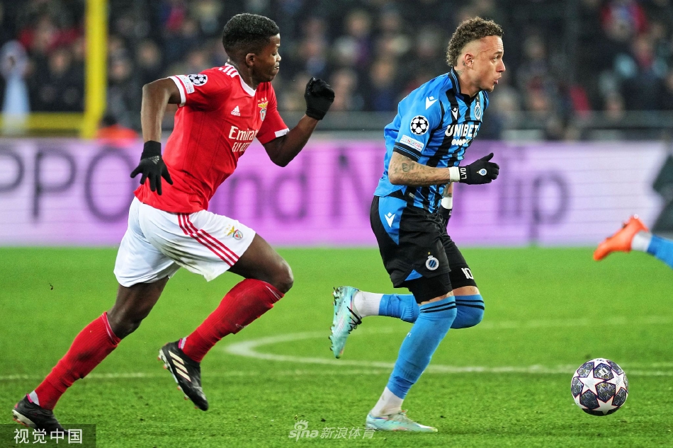 终场哨响，本菲卡众将击掌相庆，布鲁日球员则黯然神伤低头离场