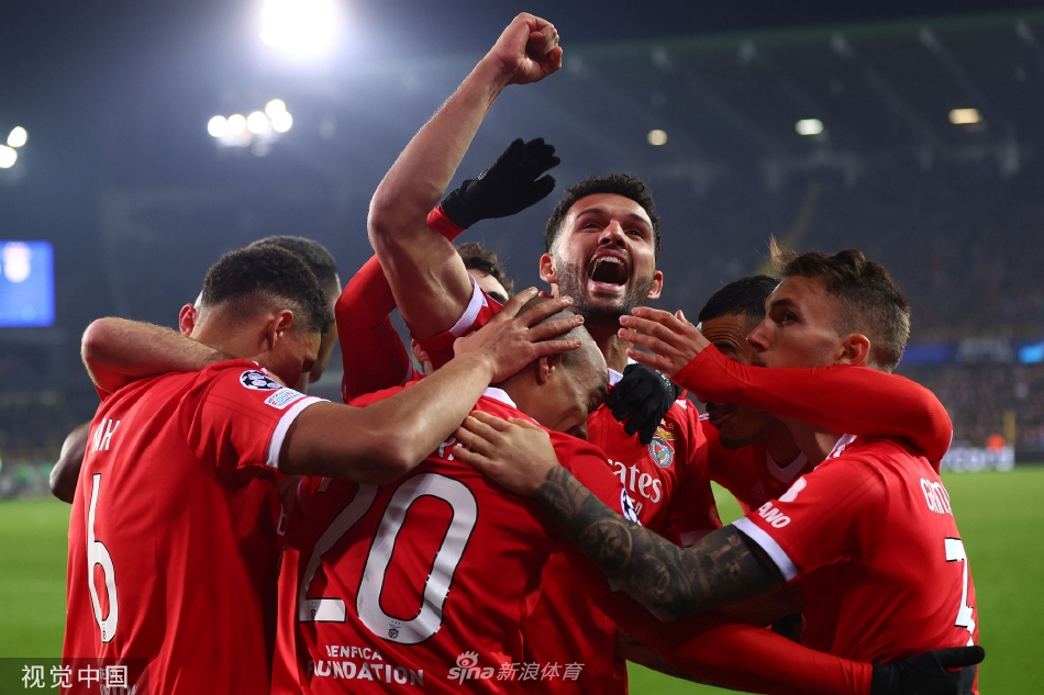 内雷斯挑射得分后张开双臂飞奔庆祝，背景是呆若木鸡的布鲁日后卫