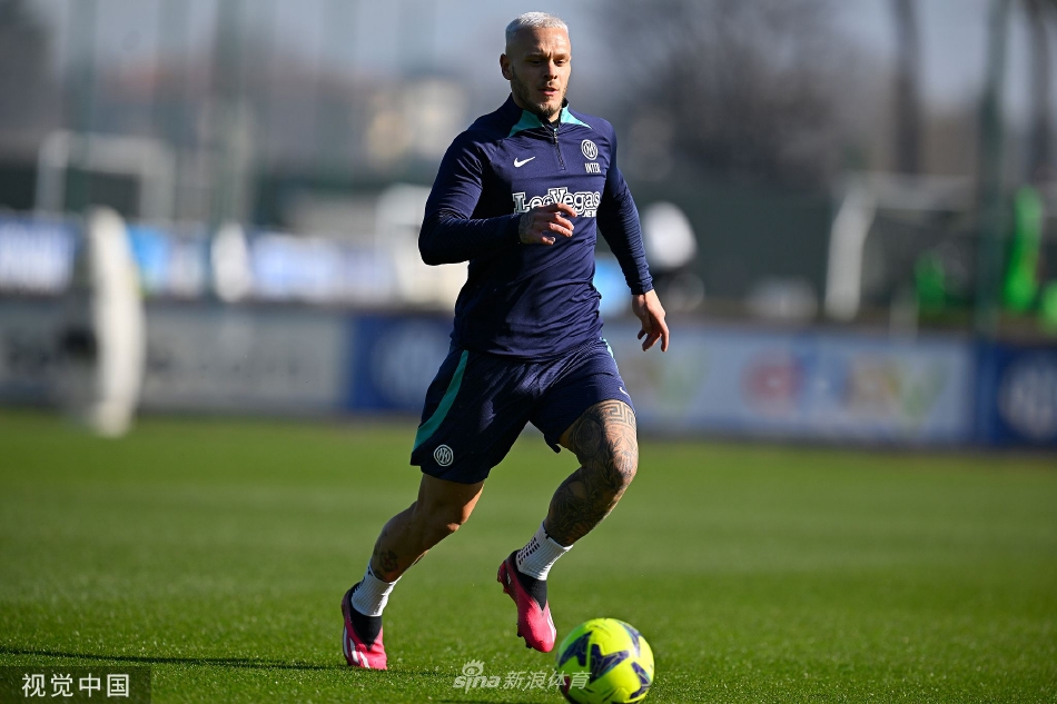 球员们在体能教练带领下进行折返跑训练，汗水在阳光下闪烁，肌肉线条展现着职业运动员的力量美