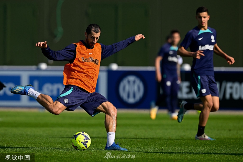 守门员在专用区域进行飞身扑救训练，矫健的身影与专注的眼神共同构筑起球队的最后一道防线。