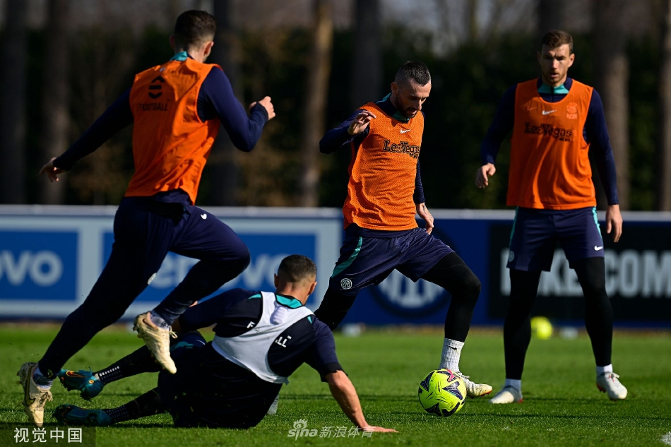 球员们在绿茵场上进行高强度折返跑训练，场边的训练器材有序摆放，展现了职业球队的科学备战。